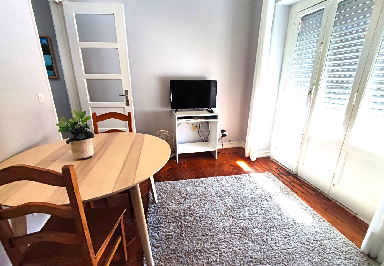 Apartamento em Amadora - Lisboa, T2 tradicional com varanda na Damaia, Lisboa