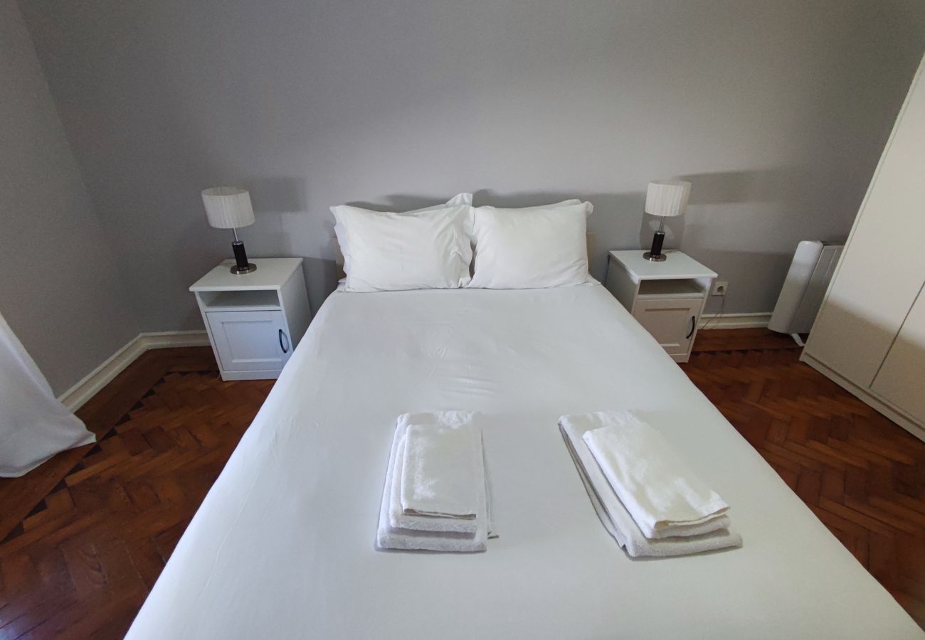 Apartamento em Amadora - Lisboa, T2 tradicional com varanda na Damaia, Lisboa