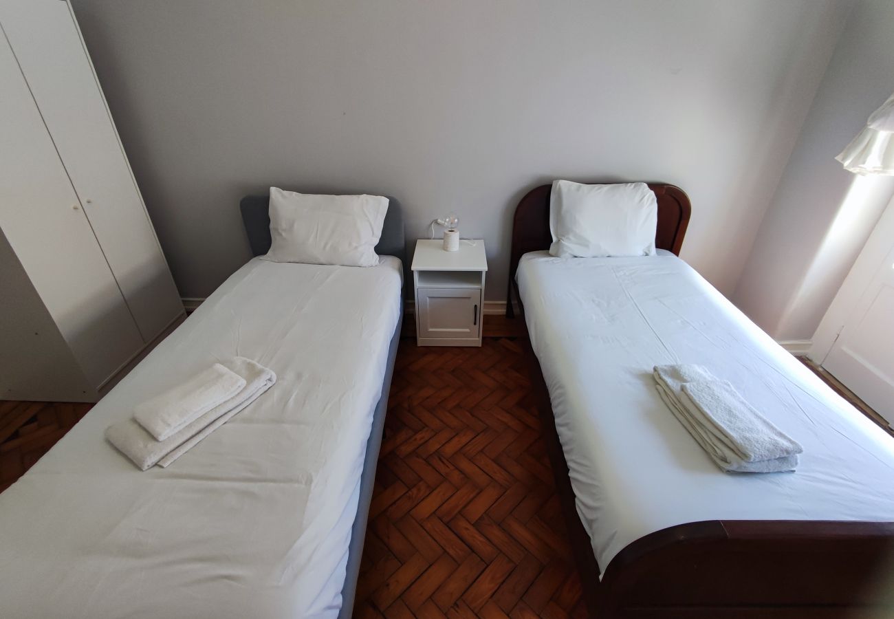 Apartamento em Amadora - Lisboa, T2 tradicional com varanda na Damaia, Lisboa