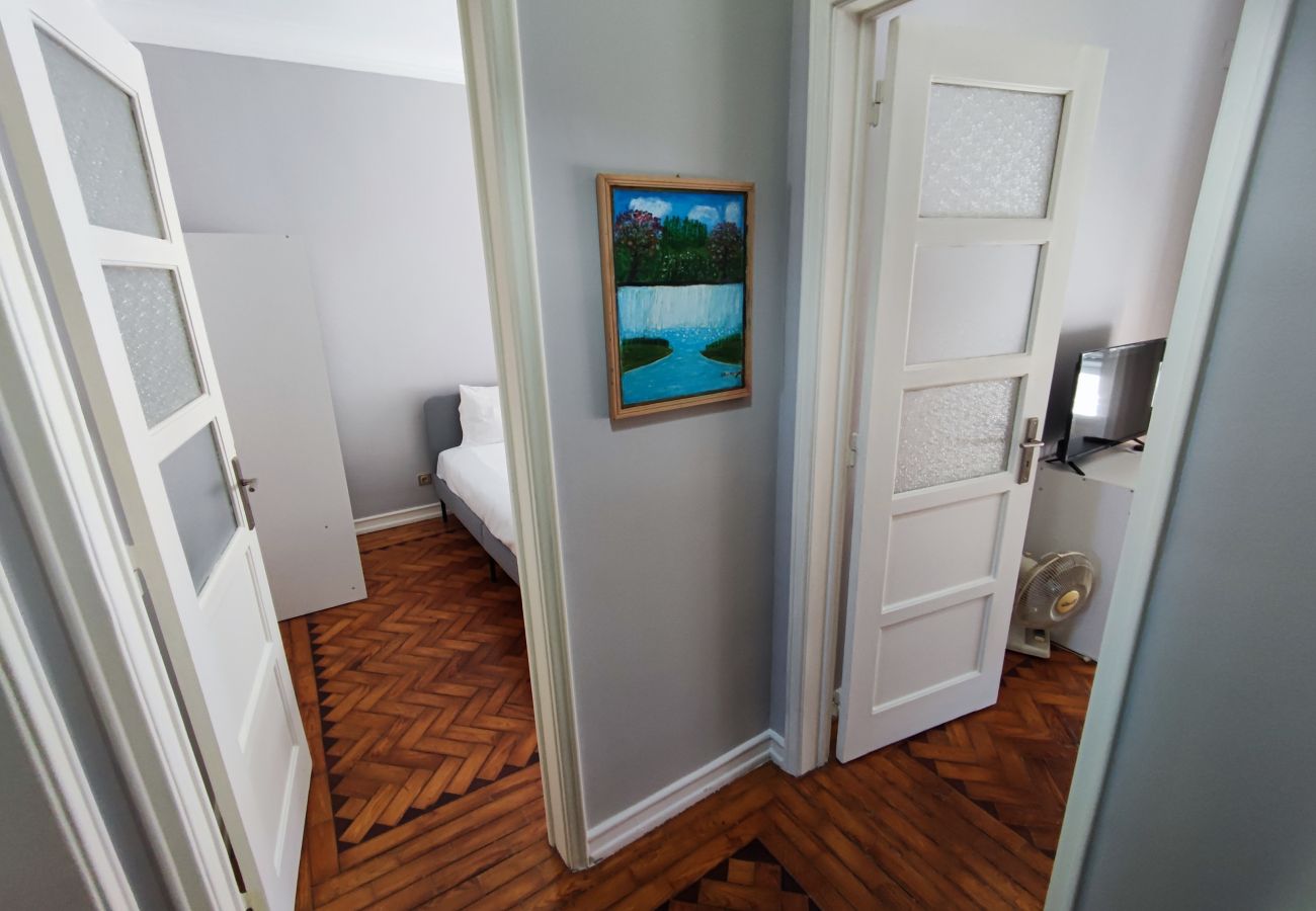 Apartamento em Amadora - Lisboa, T2 tradicional com varanda na Damaia, Lisboa
