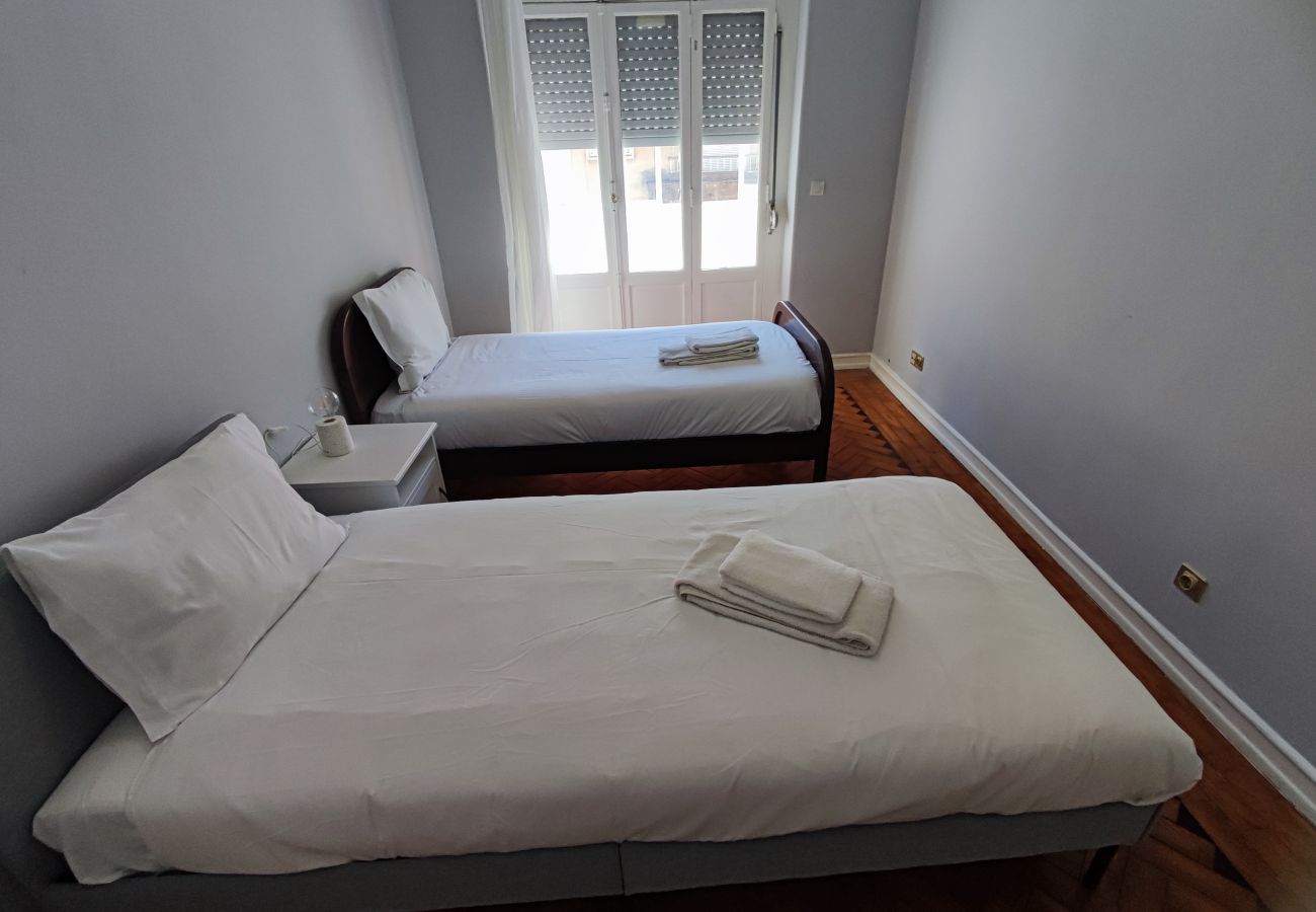 Apartamento em Amadora - Lisboa, T2 tradicional com varanda na Damaia, Lisboa