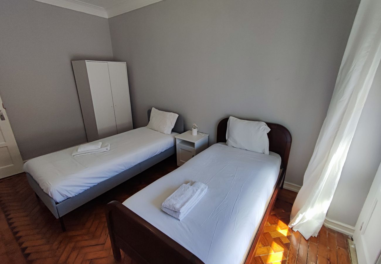 Apartamento em Amadora - Lisboa, T2 tradicional com varanda na Damaia, Lisboa