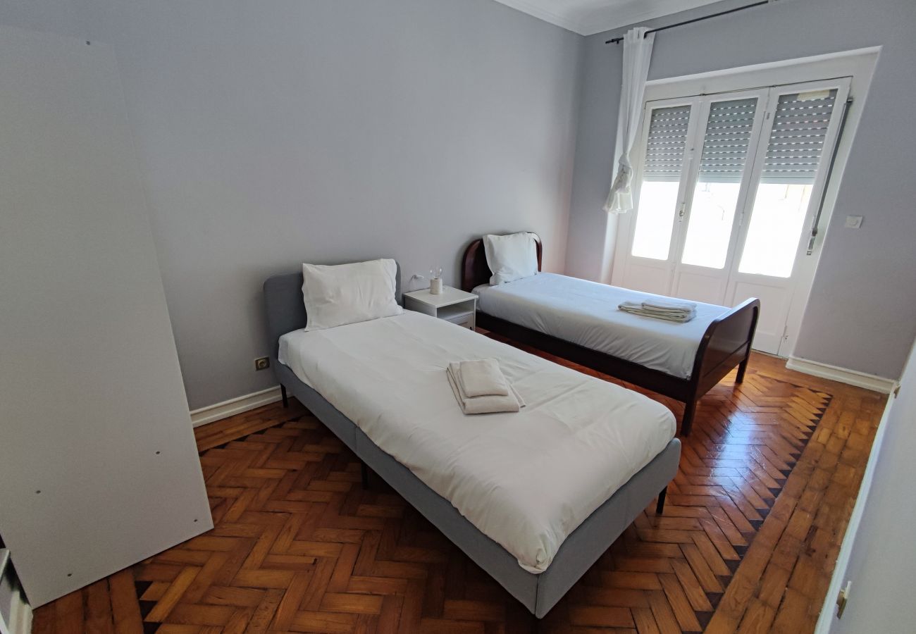 Apartamento em Amadora - Lisboa, T2 tradicional com varanda na Damaia, Lisboa