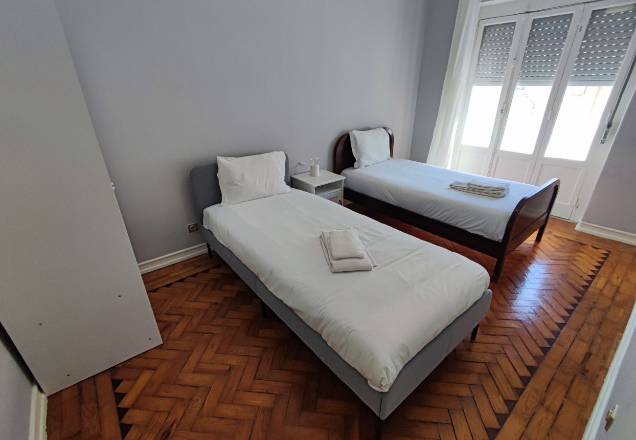 Apartamento em Amadora - Lisboa, T2 tradicional com varanda na Damaia, Lisboa