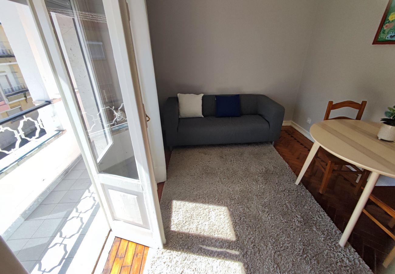 Apartamento em Amadora - Lisboa, T2 tradicional com varanda na Damaia, Lisboa