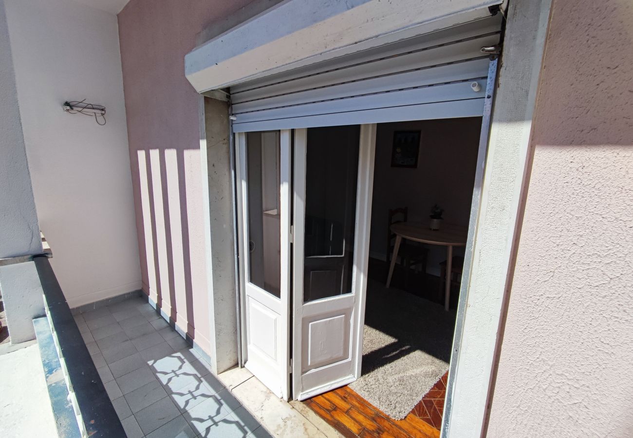 Apartamento em Amadora - Lisboa, T2 tradicional com varanda na Damaia, Lisboa