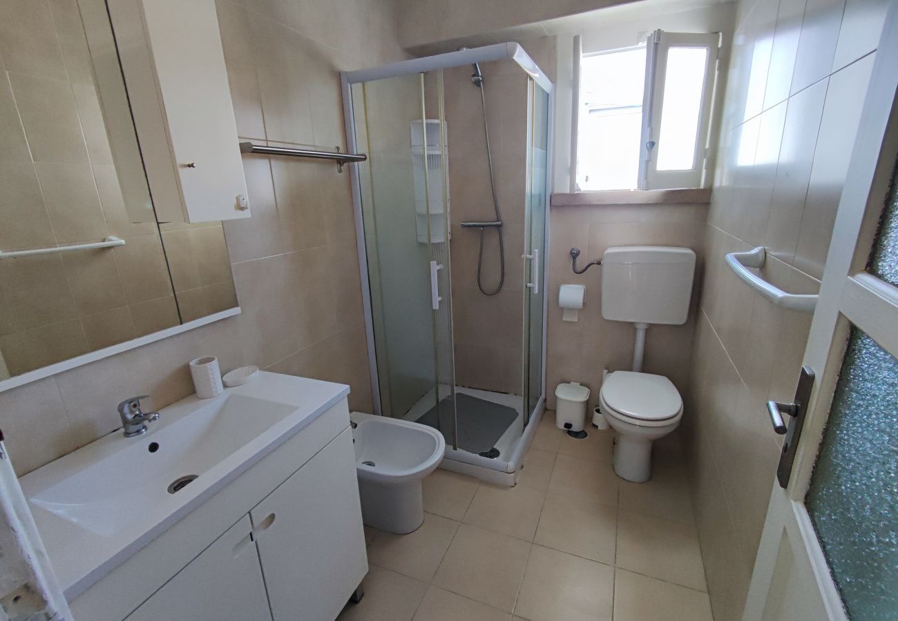 Apartamento em Amadora - Lisboa, T2 tradicional com varanda na Damaia, Lisboa