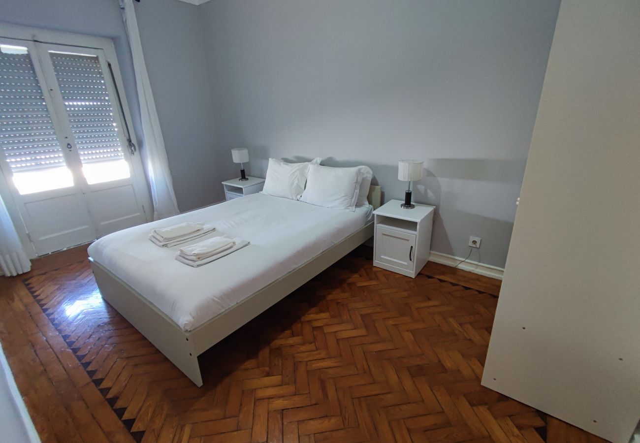 Apartamento em Amadora - Lisboa, T2 tradicional com varanda na Damaia, Lisboa