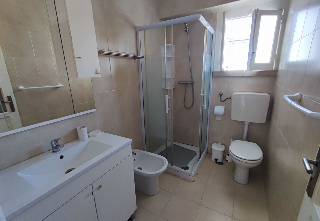 Apartamento em Amadora - Lisboa, T2 tradicional com varanda na Damaia, Lisboa