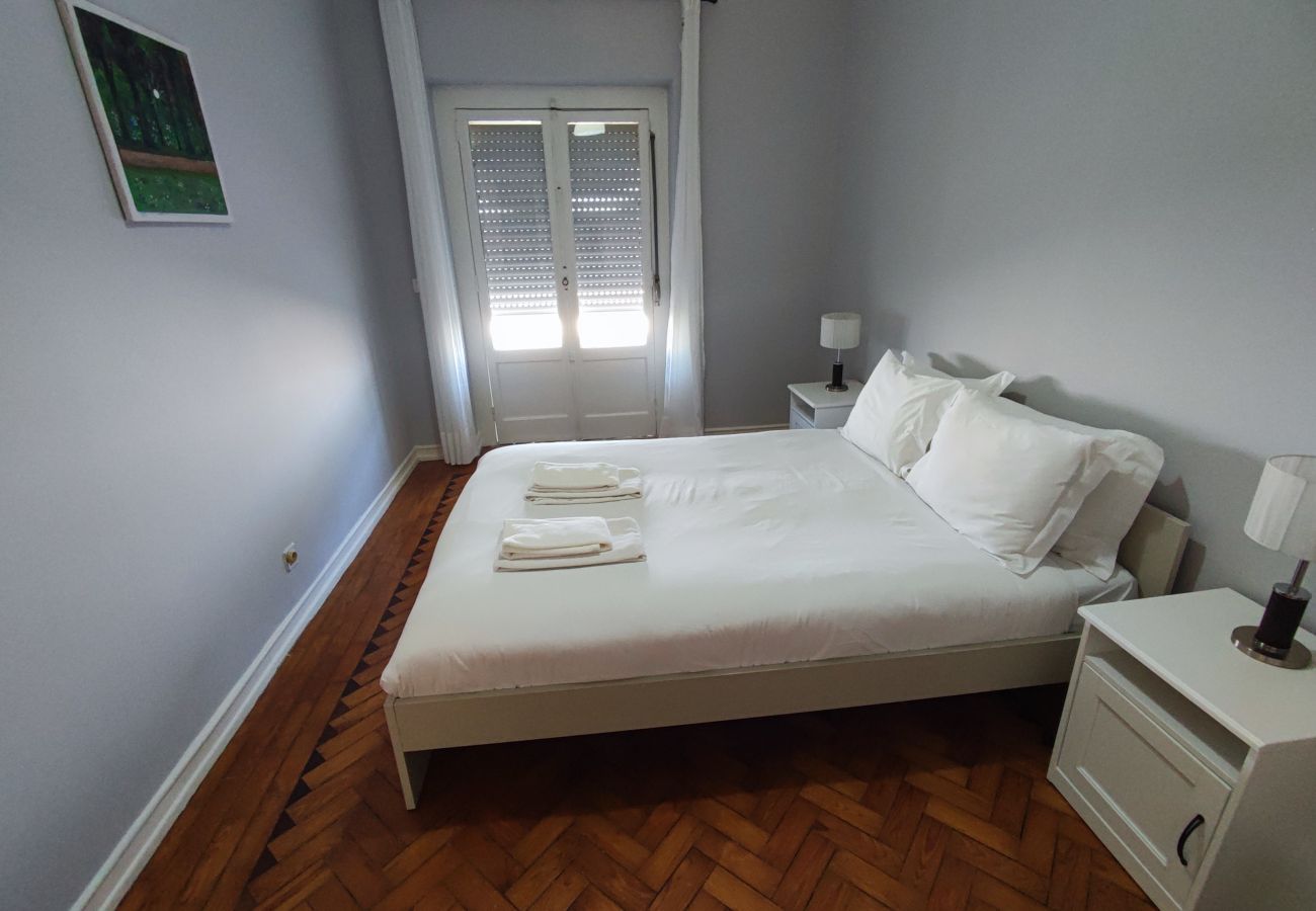 Apartamento em Amadora - Lisboa, T2 tradicional com varanda na Damaia, Lisboa