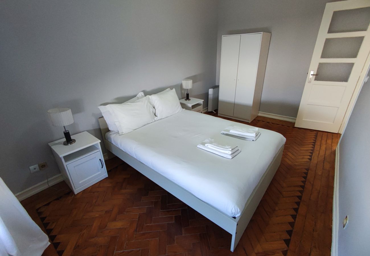 Apartamento em Amadora - Lisboa, T2 tradicional com varanda na Damaia, Lisboa