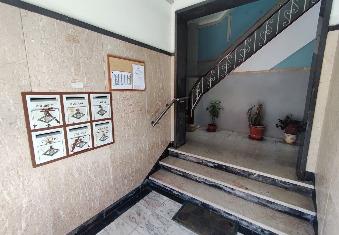 Apartamento em Amadora - Lisboa, T2 tradicional com varanda na Damaia, Lisboa