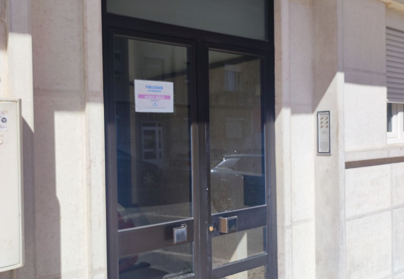 Apartamento em Amadora - Lisboa, T2 tradicional com varanda na Damaia, Lisboa