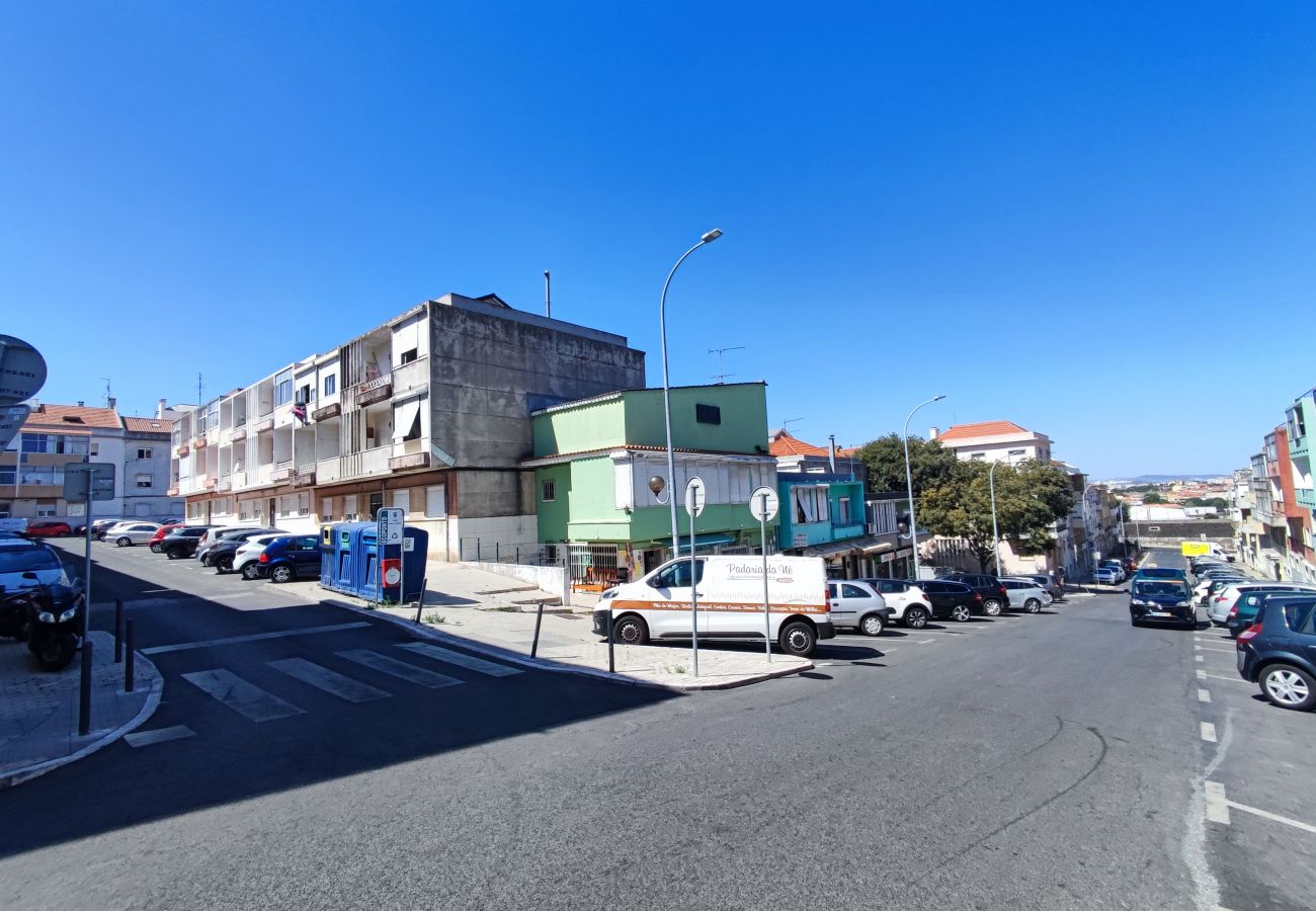 Apartamento em Amadora - Lisboa, T2 tradicional com varanda na Damaia, Lisboa