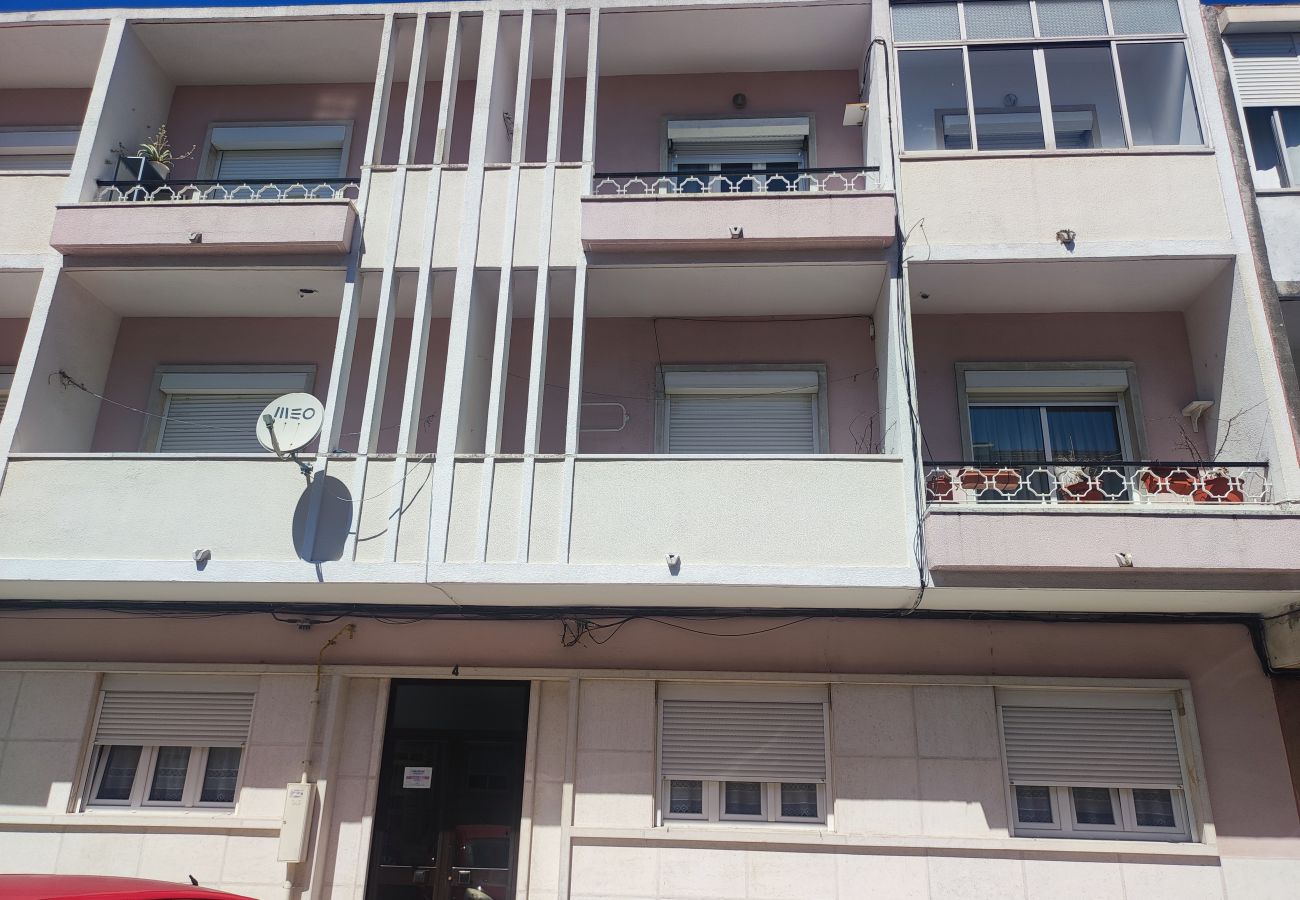 Apartamento em Amadora - Lisboa, T2 tradicional com varanda na Damaia, Lisboa