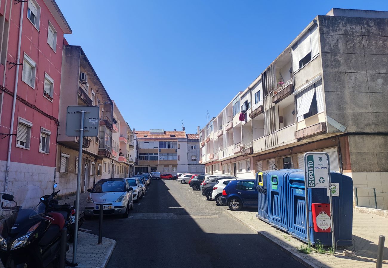 Apartamento em Amadora - Lisboa, T2 tradicional com varanda na Damaia, Lisboa