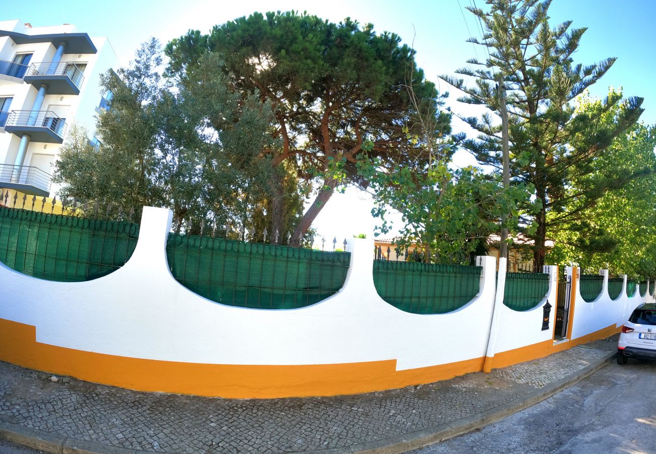 Villa em Caparica - Caparica, Quinta V4 com amplo jardim em Lazarim, Caparica