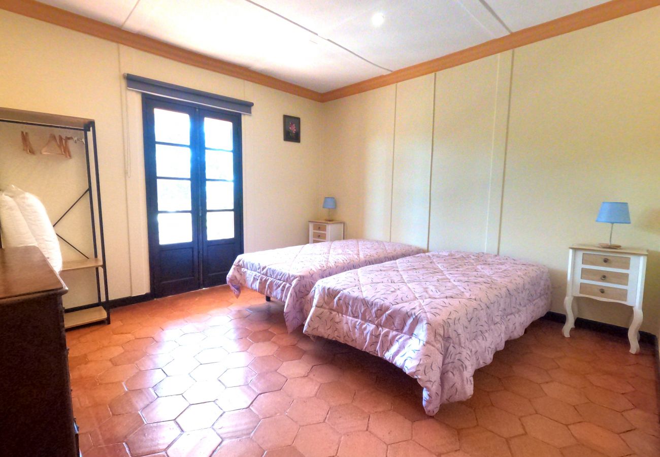 Villa em Caparica - Caparica, Quinta V4 com amplo jardim em Lazarim, Caparica