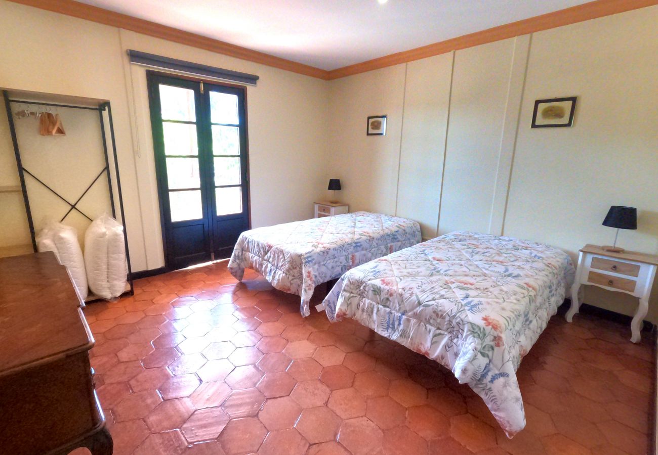 Villa em Caparica - Caparica, Quinta V4 com amplo jardim em Lazarim, Caparica