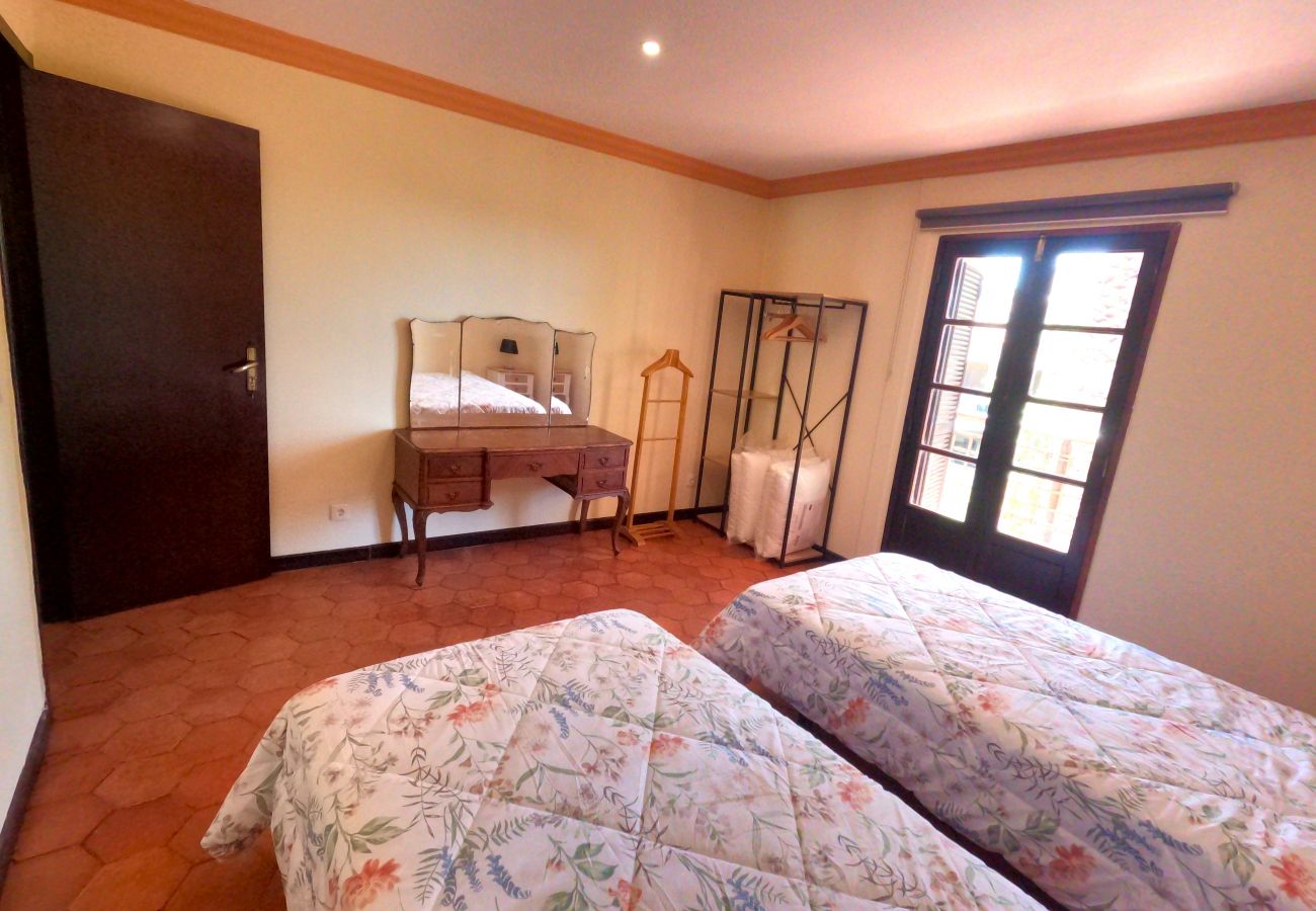 Villa em Caparica - Caparica, Quinta V4 com amplo jardim em Lazarim, Caparica