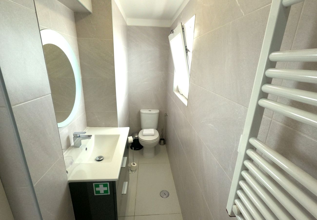 Apartamento em Almada - Almada, T1 + 1 Renovado, Laranjeiro, Lisboa
