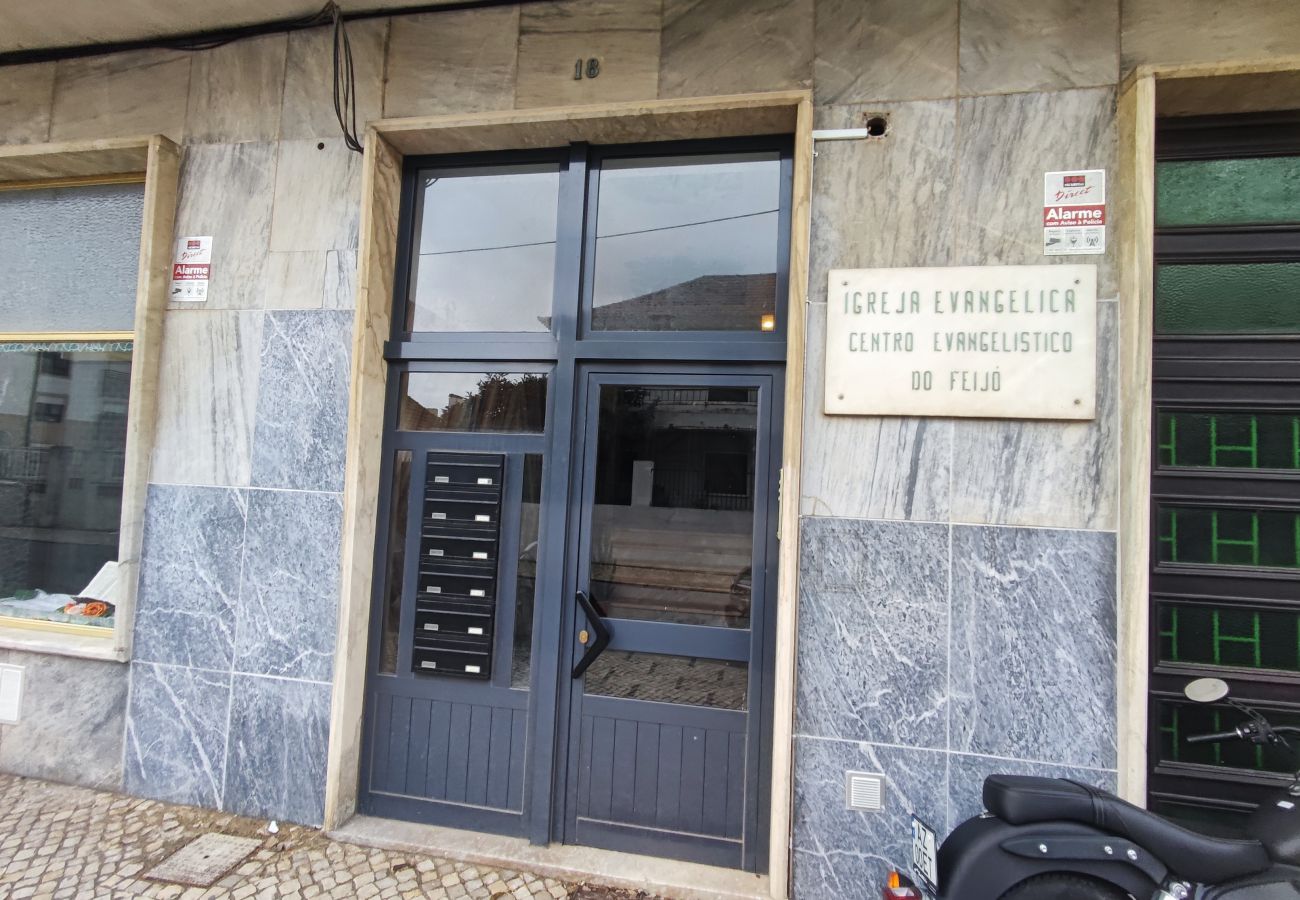 Apartamento em Almada - Almada, apartamento T2 c/ varanda, Feijó, Lisboa