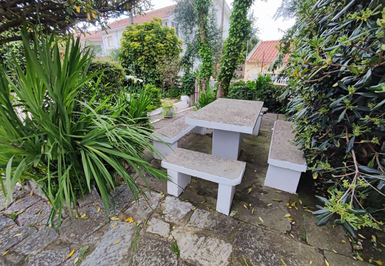 Apartamento em Estoril - Cascais, T2 com excelente jardim no Estoril, Livramento