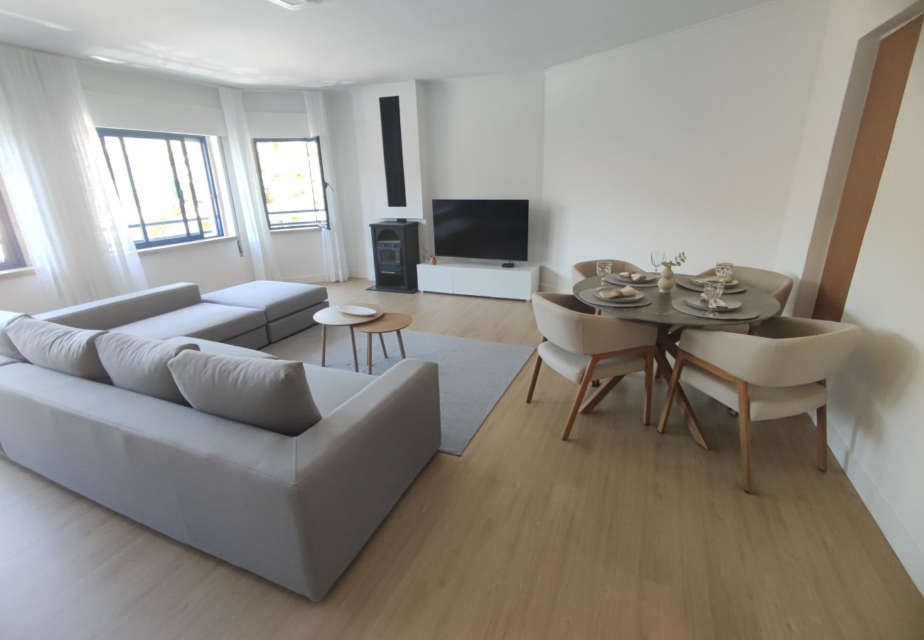 Apartamento em Almada - Marisol, T2 espaçoso com AC próximo do golfe, Aroeira, Caparica 