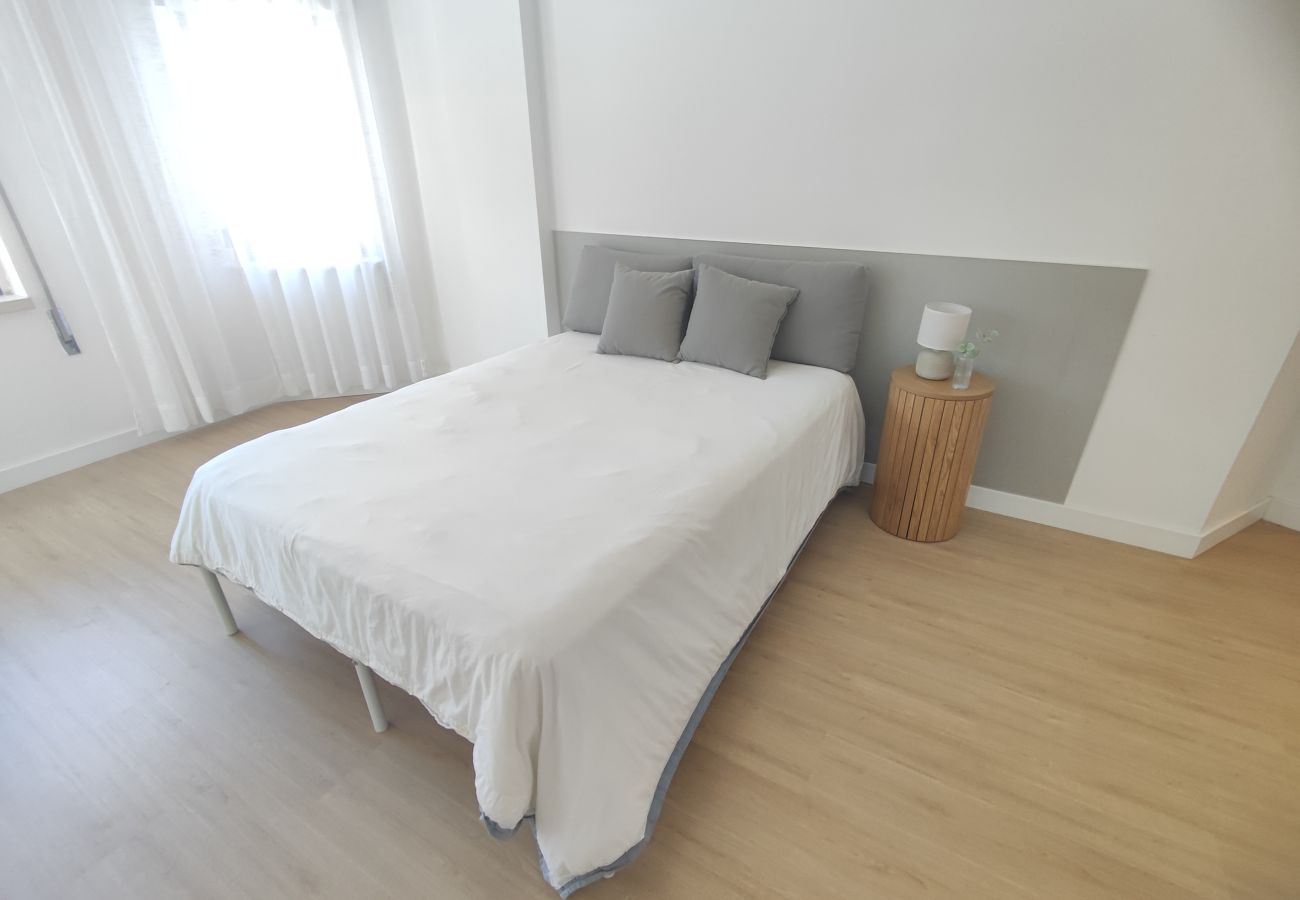 Apartamento em Almada - Marisol, T2 espaçoso com AC próximo do golfe, Aroeira, Caparica 
