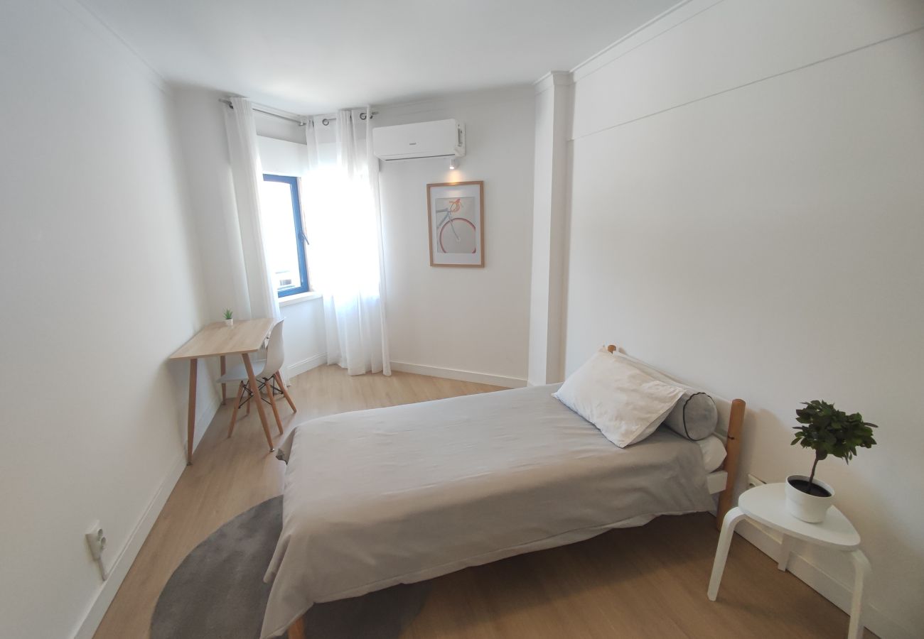 Apartamento em Almada - Marisol, T2 espaçoso com AC próximo do golfe, Aroeira, Caparica 