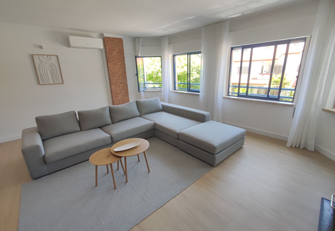Apartamento em Almada - Marisol, T2 espaçoso com AC próximo do golfe, Aroeira, Caparica 