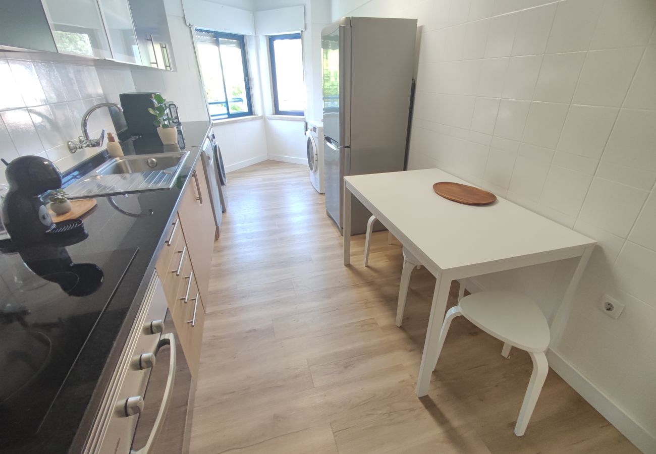 Apartamento em Almada - Marisol, T2 espaçoso com AC próximo do golfe, Aroeira, Caparica 