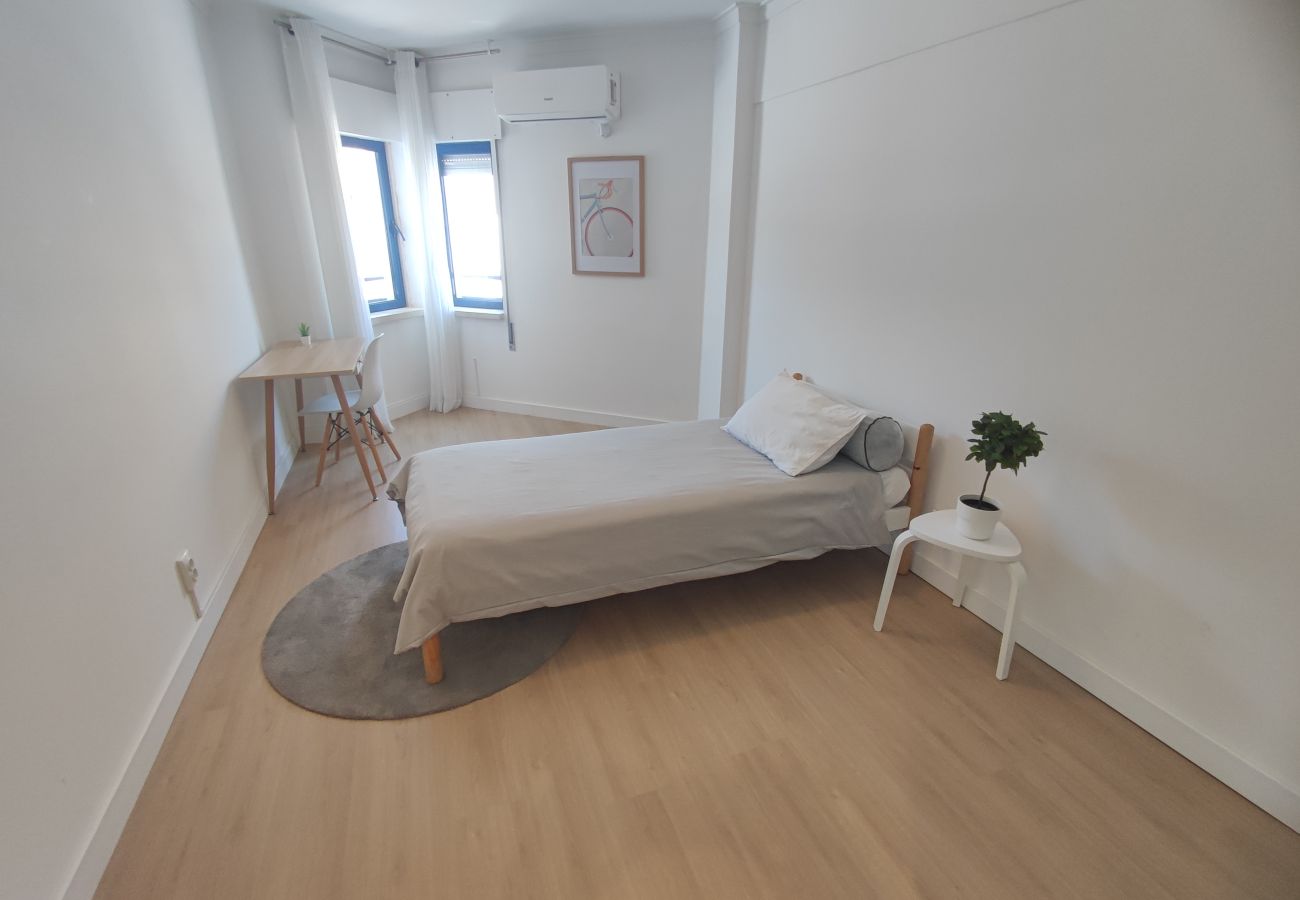 Apartamento em Almada - Marisol, T2 espaçoso com AC próximo do golfe, Aroeira, Caparica 