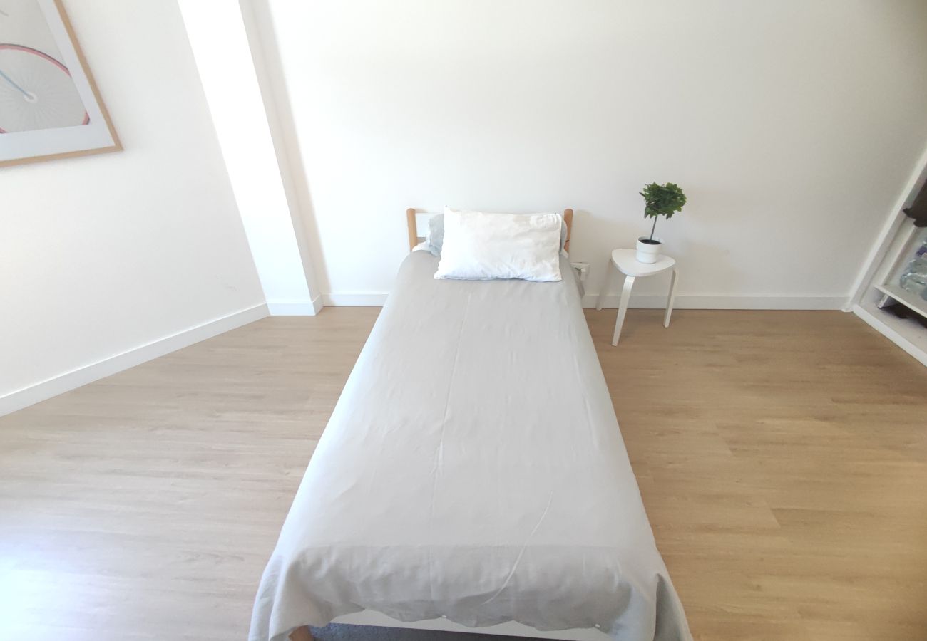 Apartamento em Almada - Marisol, T2 espaçoso com AC próximo do golfe, Aroeira, Caparica 