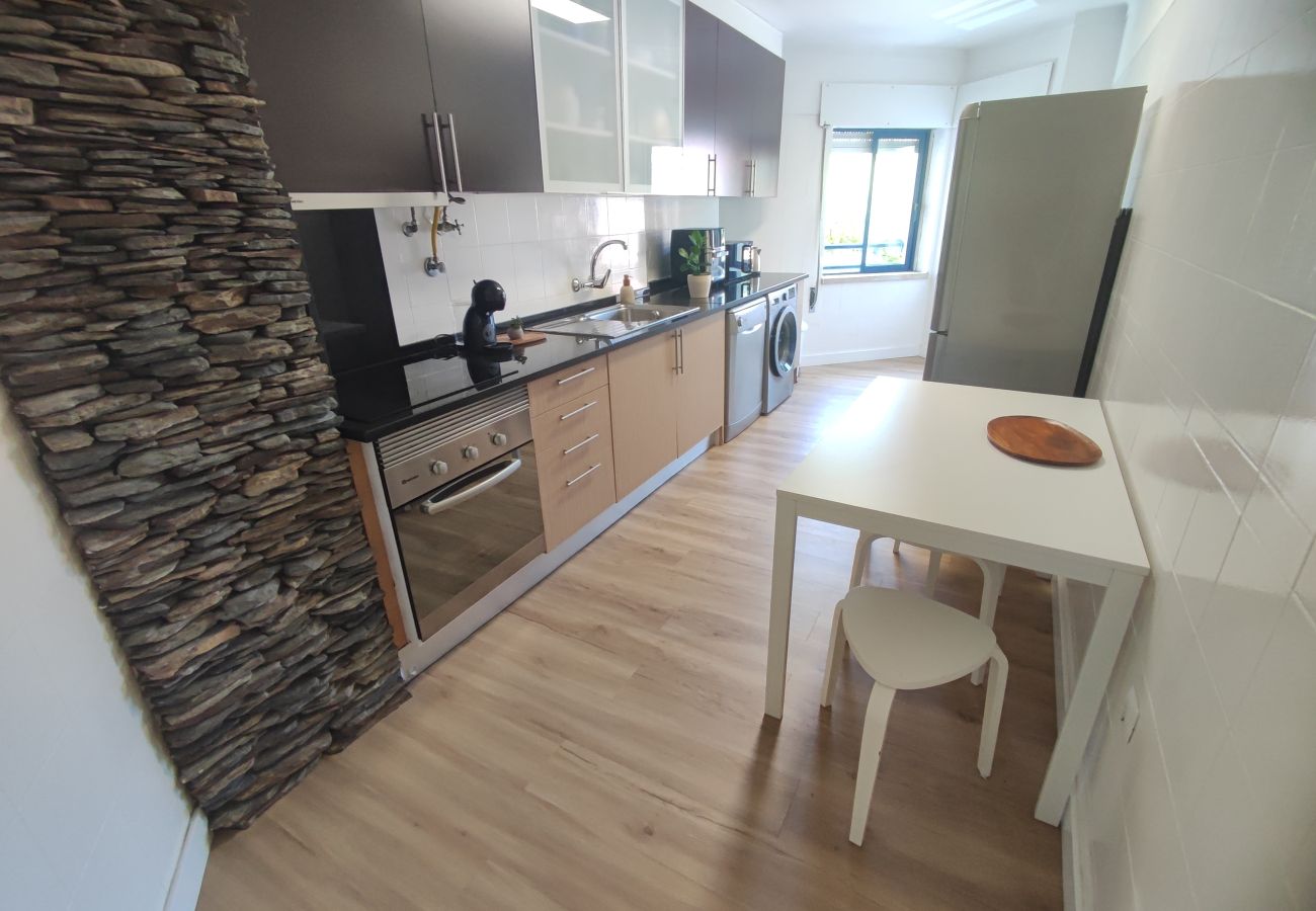 Apartamento em Almada - Marisol, T2 espaçoso com AC próximo do golfe, Aroeira, Caparica 