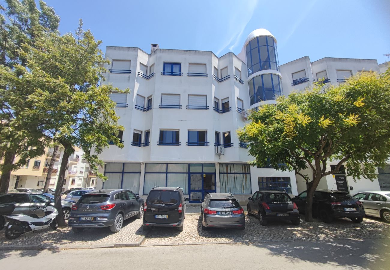 Apartamento em Almada - Marisol, T2 espaçoso com AC próximo do golfe, Aroeira, Caparica 