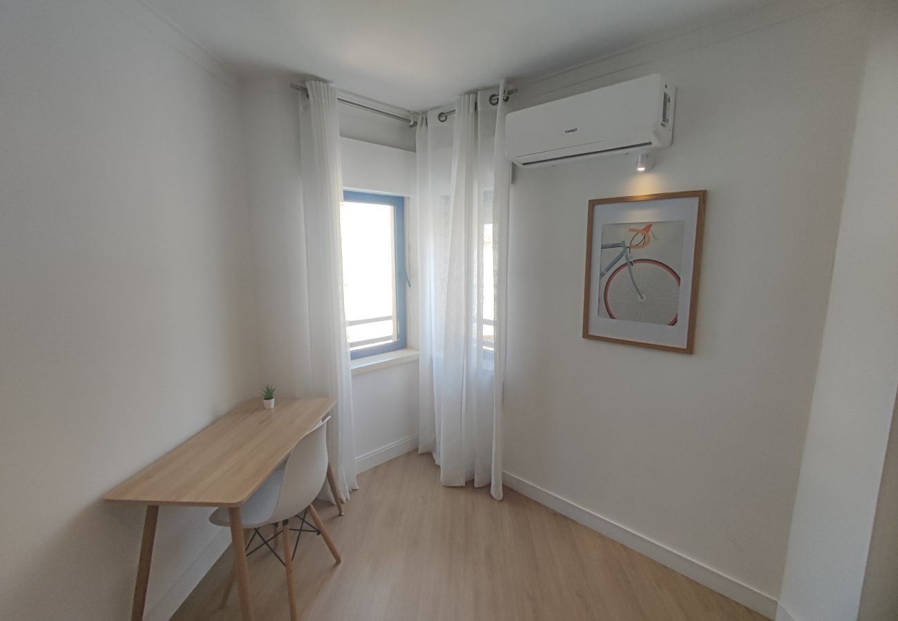 Apartamento em Almada - Marisol, T2 espaçoso com AC próximo do golfe, Aroeira, Caparica 