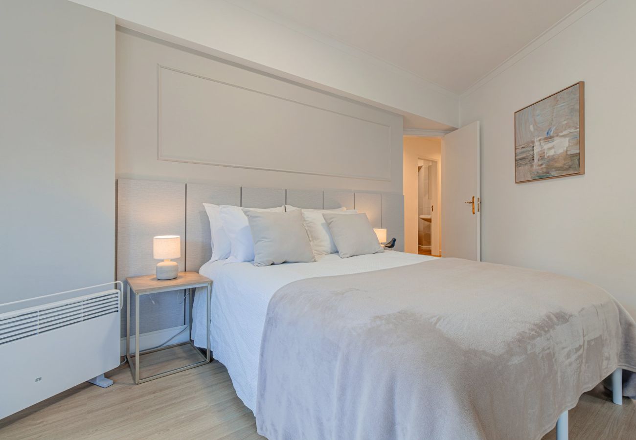 Apartamento em Almada - Marisol, T2 espaçoso com AC próximo do golfe, Aroeira, Caparica 