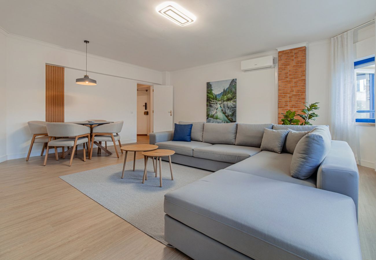 Apartamento em Almada - Marisol, T2 espaçoso com AC próximo do golfe, Aroeira, Caparica 