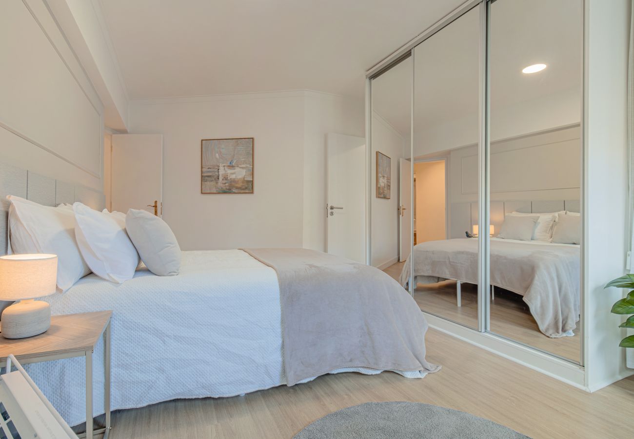 Apartamento em Almada - Marisol, T2 espaçoso com AC próximo do golfe, Aroeira, Caparica 