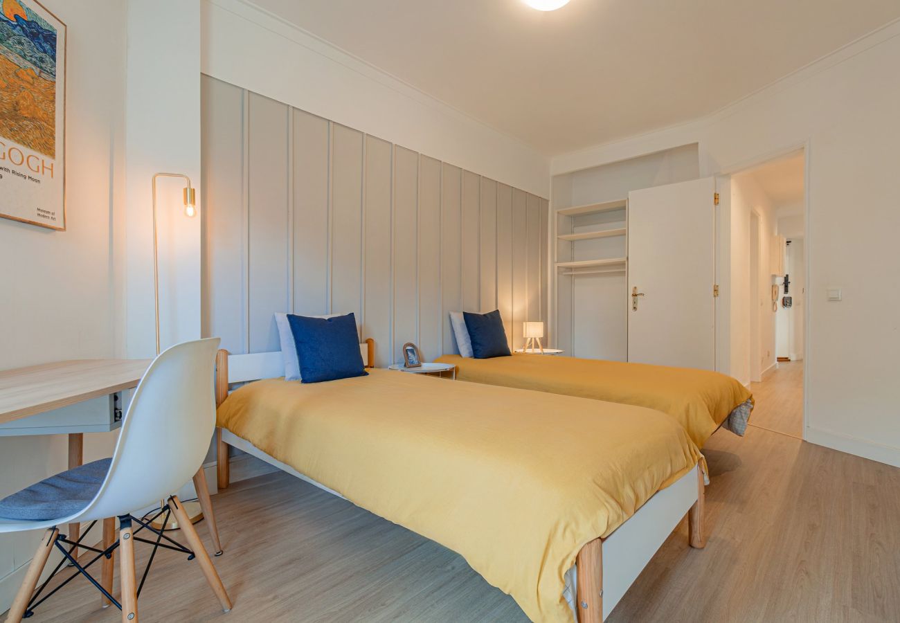 Apartamento em Almada - Marisol, T2 espaçoso com AC próximo do golfe, Aroeira, Caparica 