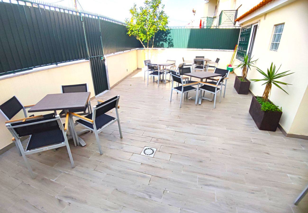 Quarto em Lisboa - Lisbon Airport GuestHouse GAL Olivais – Conforto, Terraço e Localização Premium nos Olivais