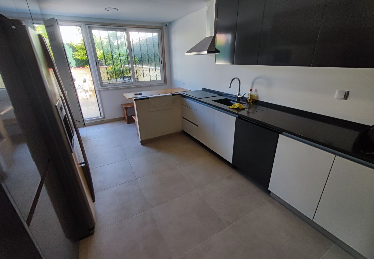 Quarto em Lisboa - Lisbon Airport GuestHouse GAL Olivais – Conforto, Terraço e Localização Premium nos Olivais