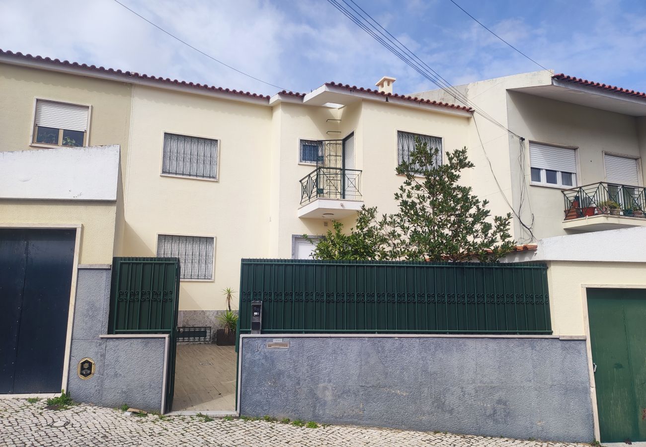 Quarto em Lisboa - Lisbon Airport GuestHouse GAL Olivais Quarto c/ WC – Conforto, Terraço e Localização Premium nos Olivais