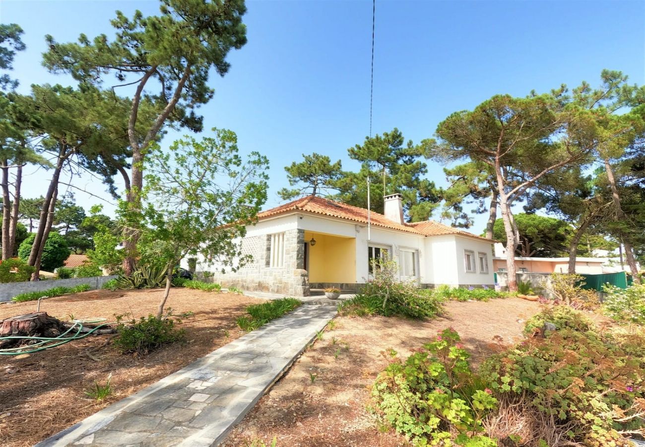 House in Colares - Sintra, casa térrea V4 com amplo jardim em Colares, Sintra