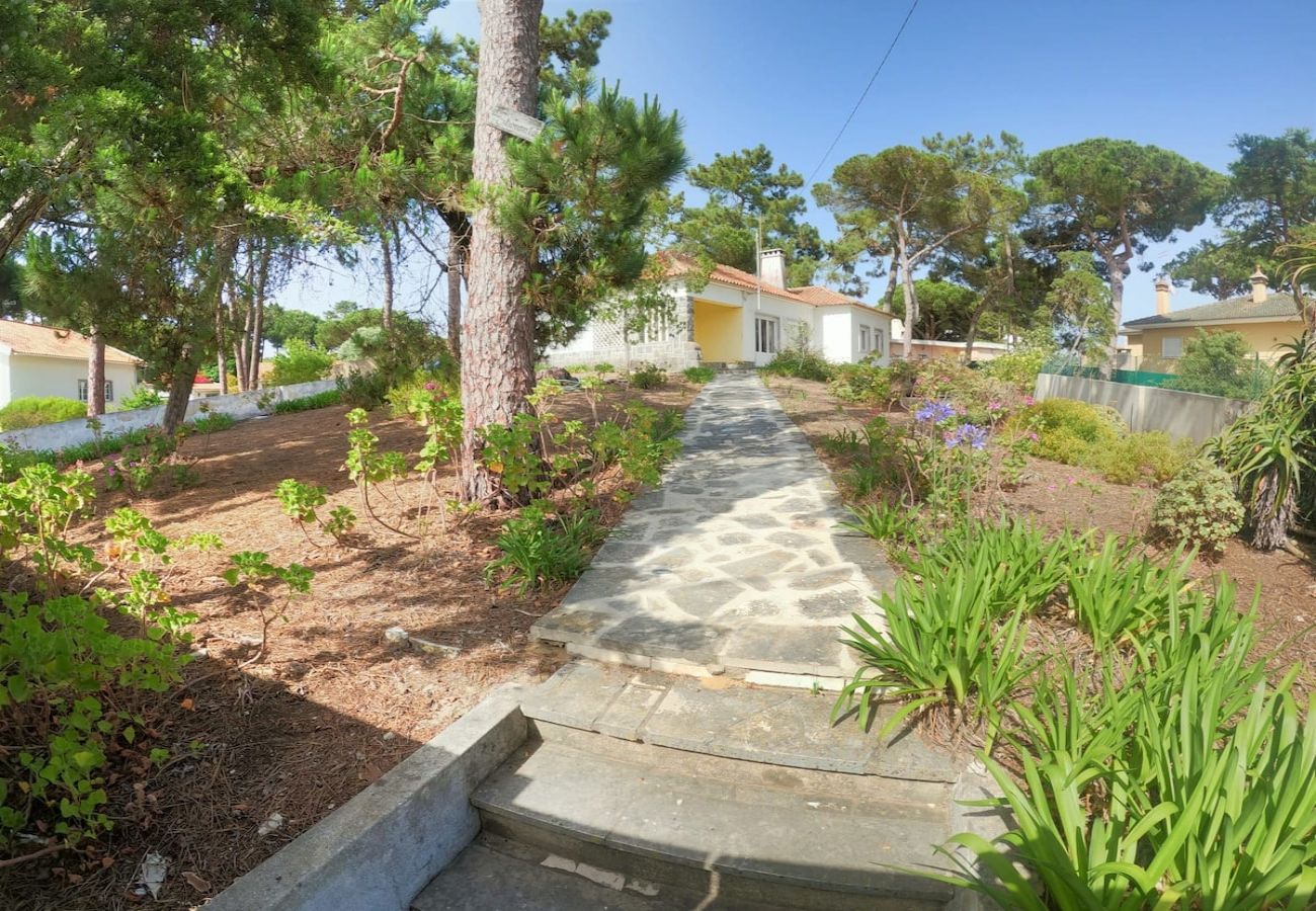 House in Colares - Sintra, casa térrea V4 com amplo jardim em Colares, Sintra