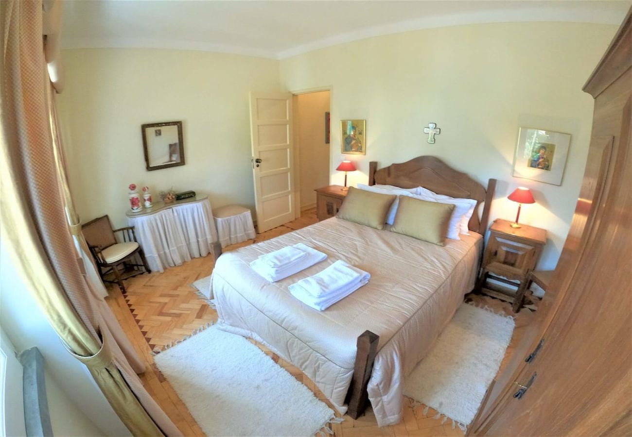 House in Colares - Sintra, casa térrea V4 com amplo jardim em Colares, Sintra