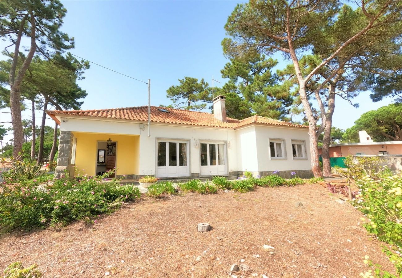 House in Colares - Sintra, casa térrea V4 com amplo jardim em Colares, Sintra