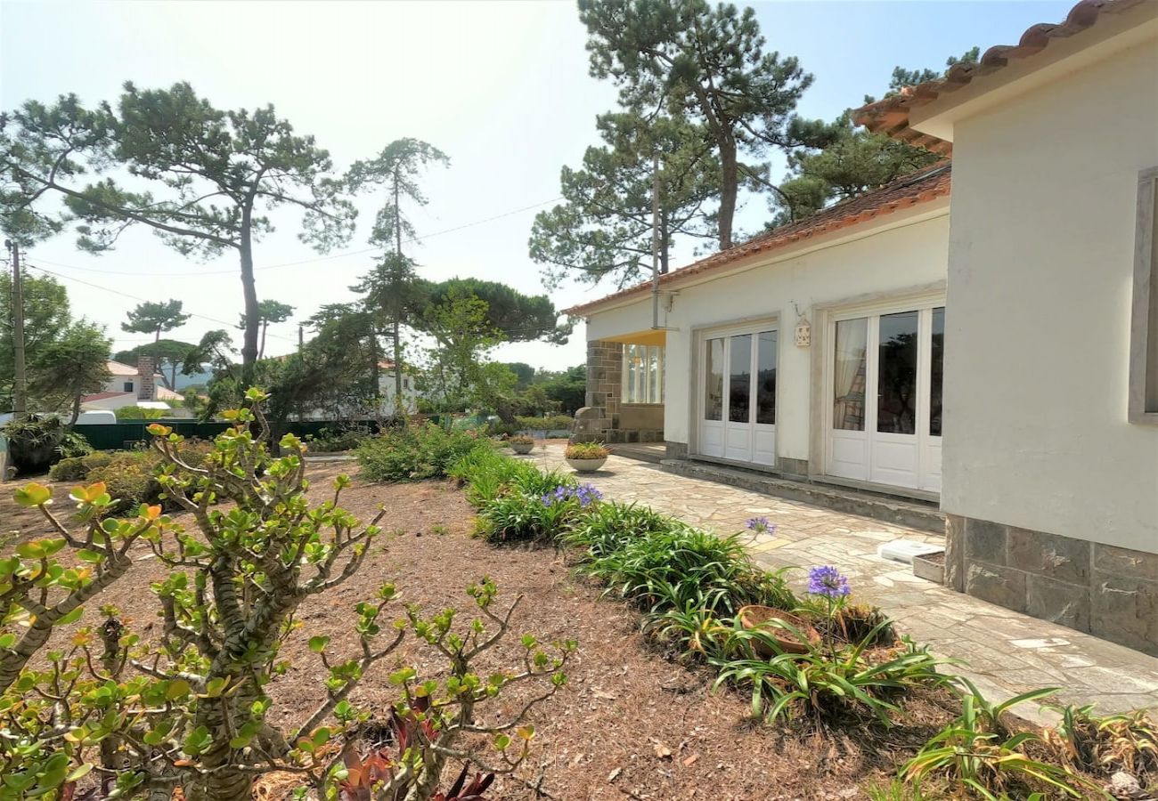 House in Colares - Sintra, casa térrea V4 com amplo jardim em Colares, Sintra