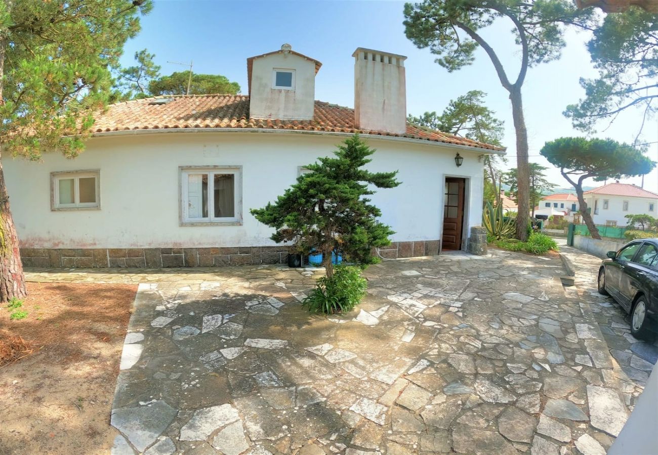 House in Colares - Sintra, casa térrea V4 com amplo jardim em Colares, Sintra